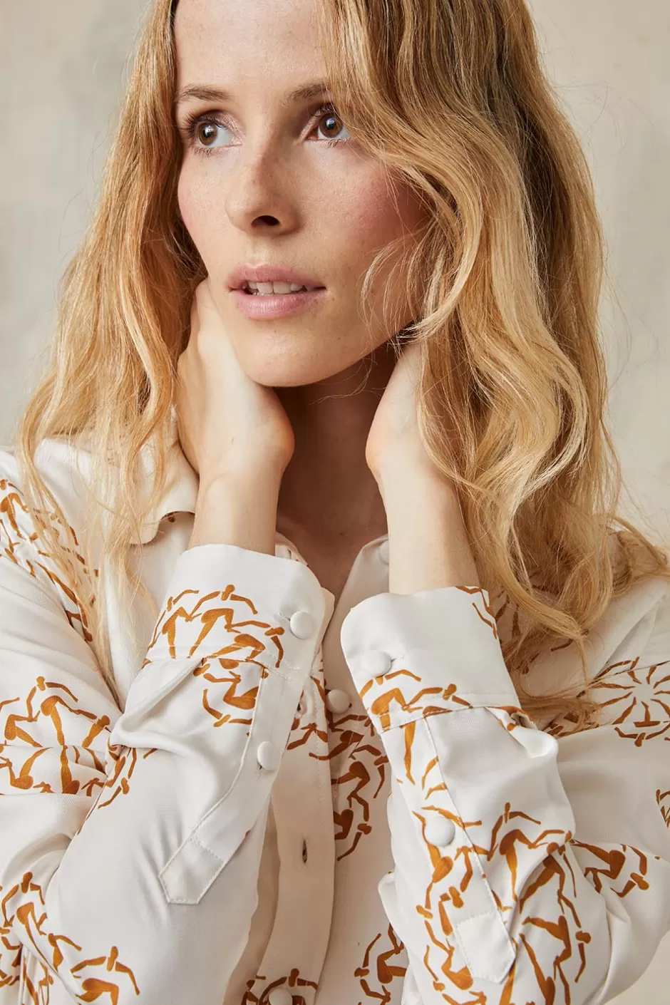 chemisier_en_soie_jeux_de_jambes_dor_2.webp Soi Paris Chemisier en soie Jeux de Jambes Doré IMPRIMÉS Cheap