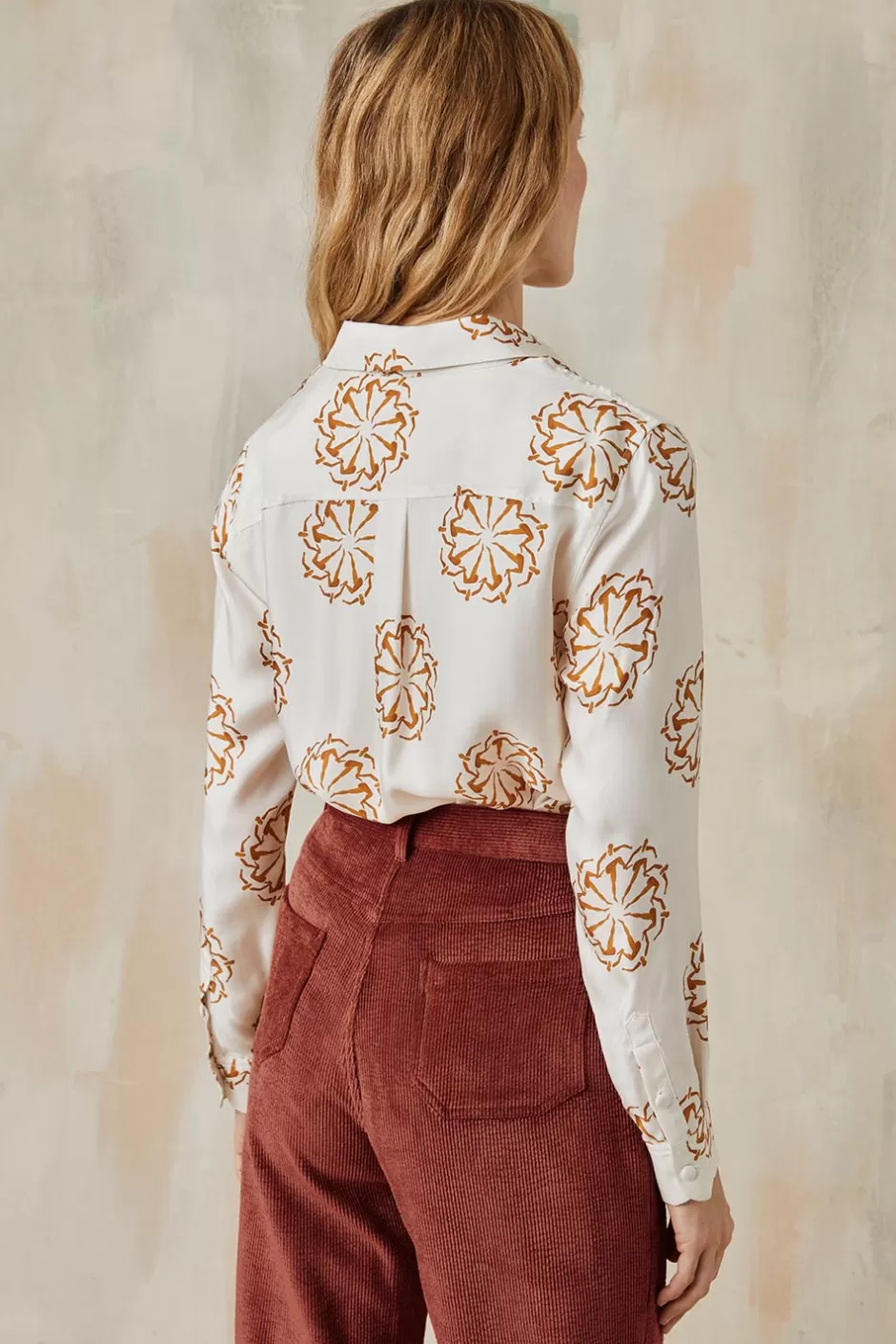 chemisier_en_soie_jeux_de_jambes_dor_3.webp Soi Paris Chemisier en soie Jeux de Jambes Doré IMPRIMÉS Cheap