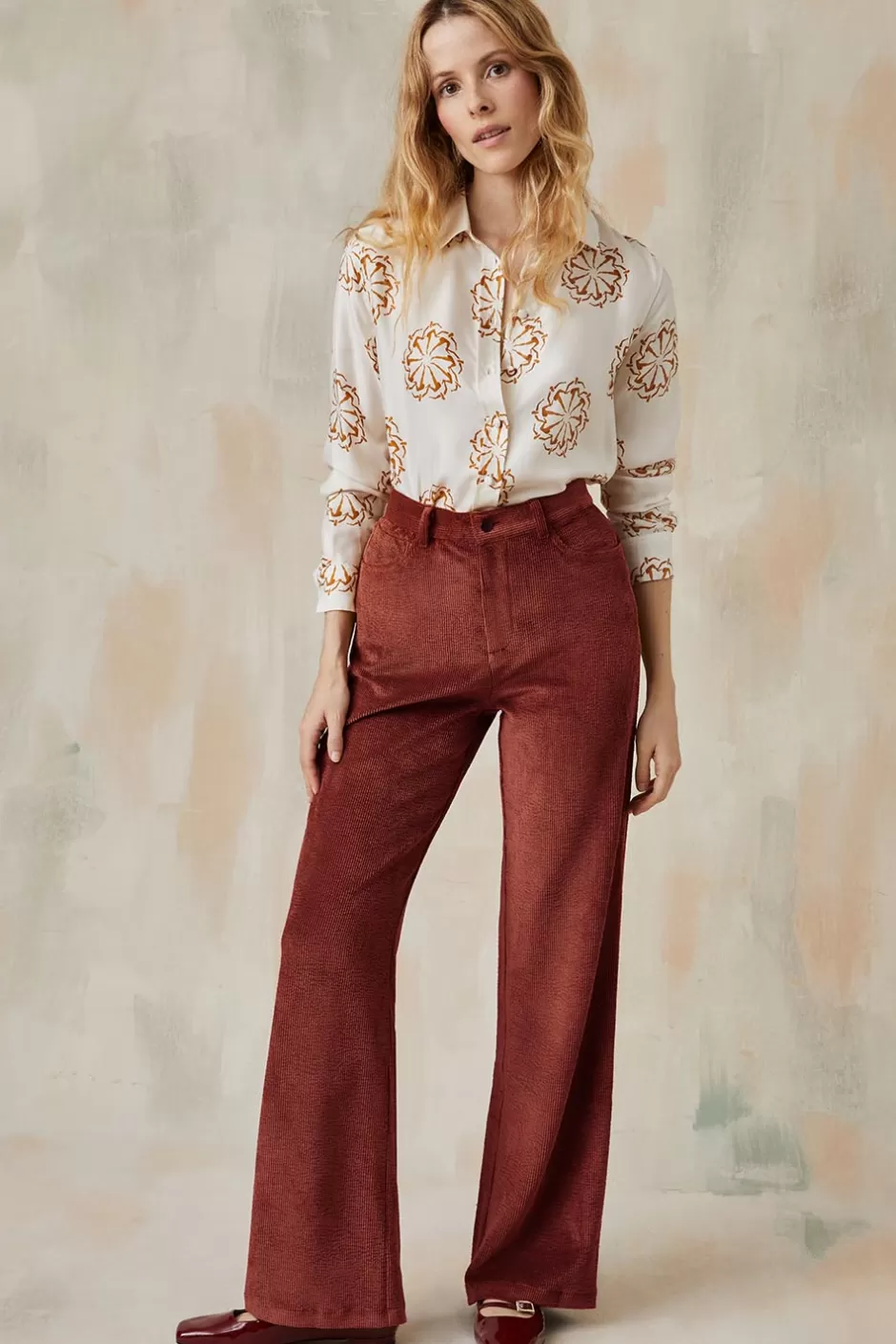 chemisier_en_soie_jeux_de_jambes_dor_5.webp Soi Paris Chemisier en soie Jeux de Jambes Doré IMPRIMÉS Cheap