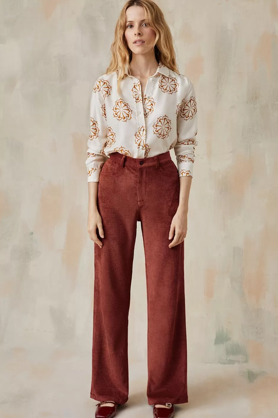 chemisier_en_soie_jeux_de_jambes_dor_6.webp Soi Paris Chemisier en soie Jeux de Jambes Doré IMPRIMÉS Cheap