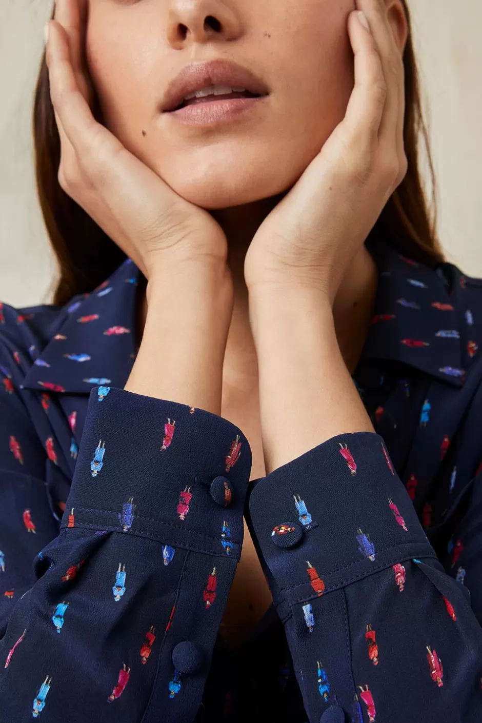 chemisier_en_soie_reine_elisabeth_bleu_5.webp Soi Paris Chemisier en soie Reine Elisabeth Bleu IMPRIMÉS Store