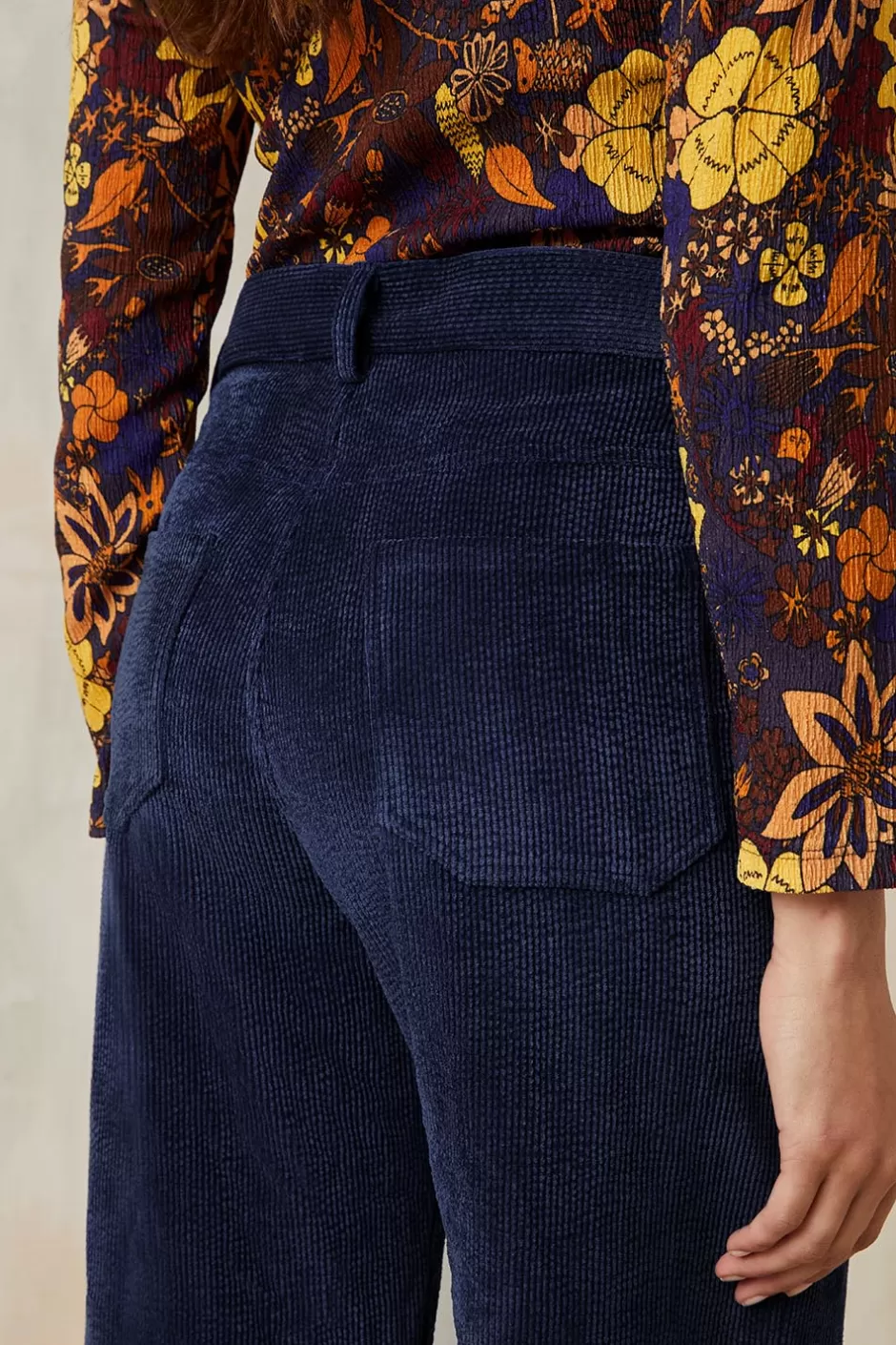 pantalon_idaliste_en_velours_bleu_nuit_2.webp Soi Paris Pantalon Idéaliste en velours Bleu nuit IMPRIMÉS Fashion