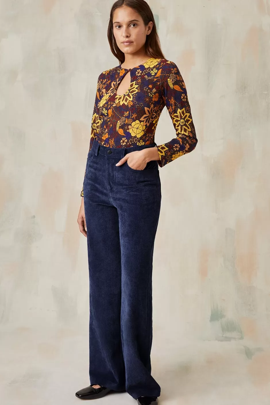 pantalon_idaliste_en_velours_bleu_nuit_4.webp Soi Paris Pantalon Idéaliste en velours Bleu nuit IMPRIMÉS Fashion