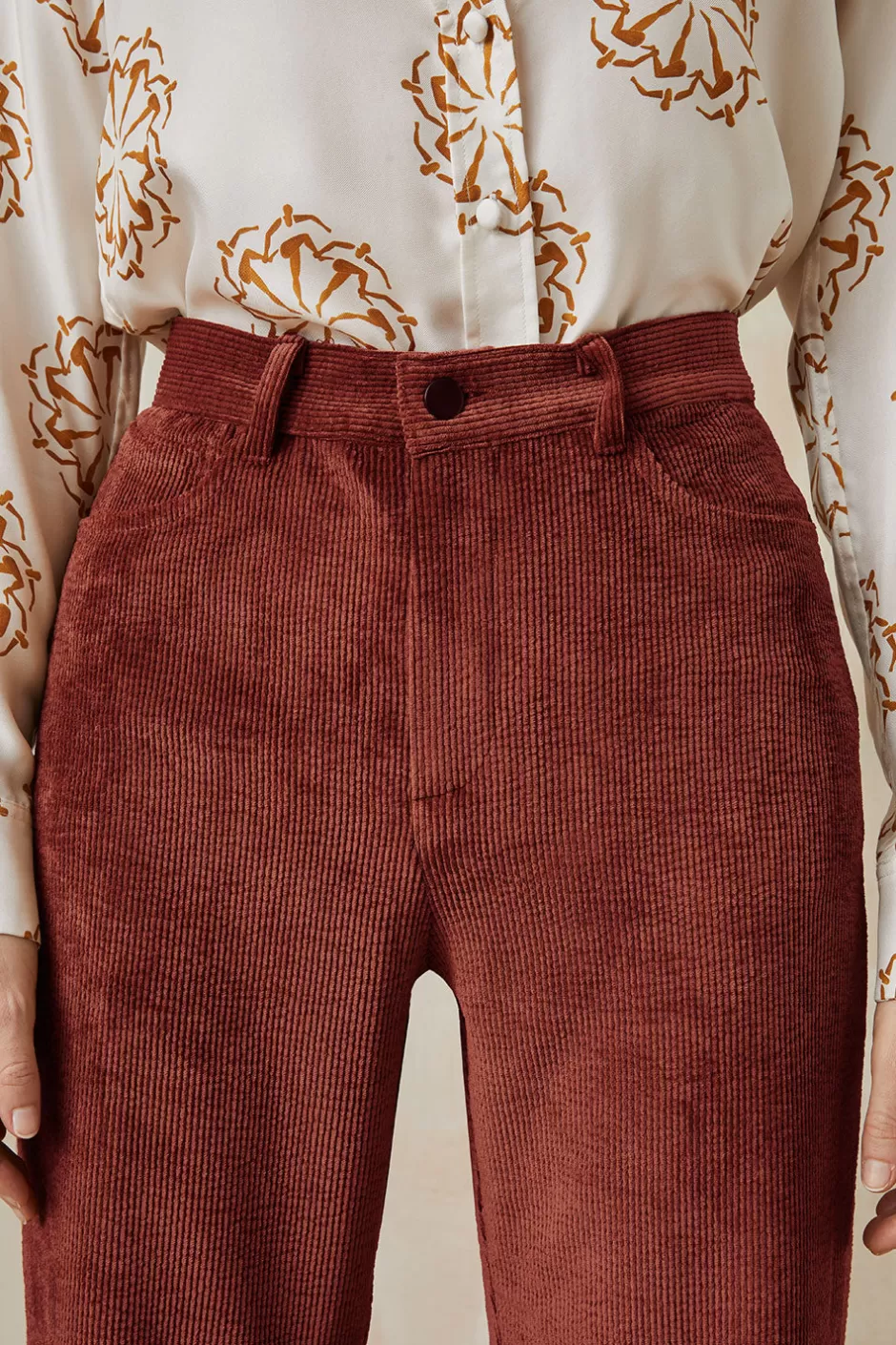 pantalon_idaliste_en_velours_chtaigne_2.webp Soi Paris Pantalon Idéaliste en velours Châtaigne IMPRIMÉS Shop