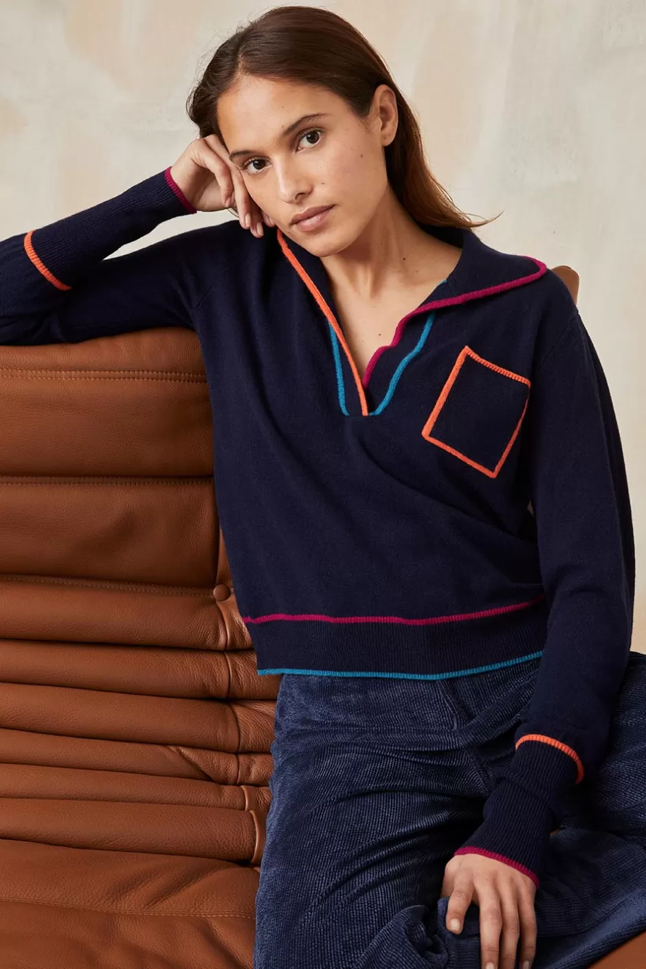 pull_paolo_bleu_profond_4.webp Soi Paris Pull Paolo Bleu Profond IMPRIMÉS Shop